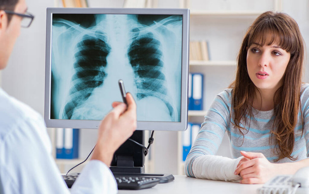 Молода жінка відвідує рентгенолога для рентгенівського іспиту
 - Фото, зображення