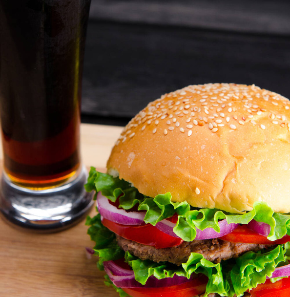 Burger σερβίρεται σε ψωμάκι στη διατροφή έννοια fast food - Φωτογραφία, εικόνα