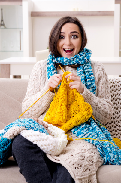 Young beautiful woman knitting at home - Fotoğraf, Görsel
