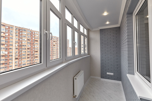 интерьер длинного балкона квартиры - Фото, изображение