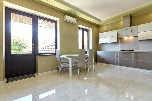 cozinha com eletrodomésticos e um belo interior - Foto, Imagem