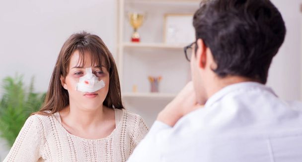 Médecin de sexe masculin parlant au patient avec chirurgie du nez - Photo, image