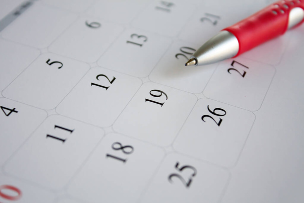 календарь и ручка, чтобы отметить дату - Фото, изображение