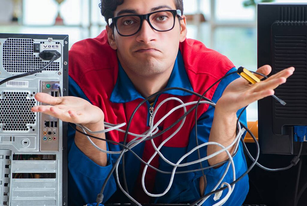 IT atölyesinde bilgisayar tamircisi çalışıyor - Fotoğraf, Görsel