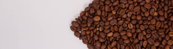 Coffee beans in the form of an arrow point to an empty space - Foto, Imagen