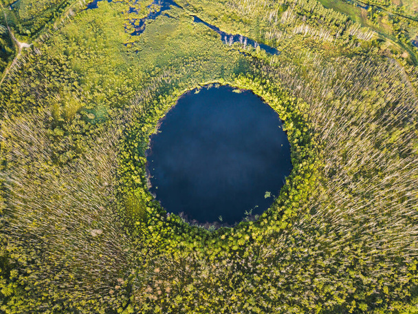 Ακατάστατος κύκλος Λίμνη στο δάσος της Solnechnogorsk District, περιοχή της Μόσχας. Ρωσία. Αεροφωτογραφία - Φωτογραφία, εικόνα