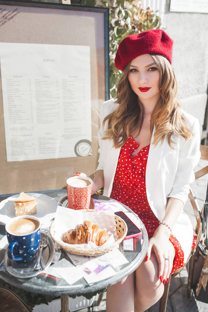 Молодая красивая девушка в кофейне. Привлекательная леди на открытом воздухе - Фото, изображение