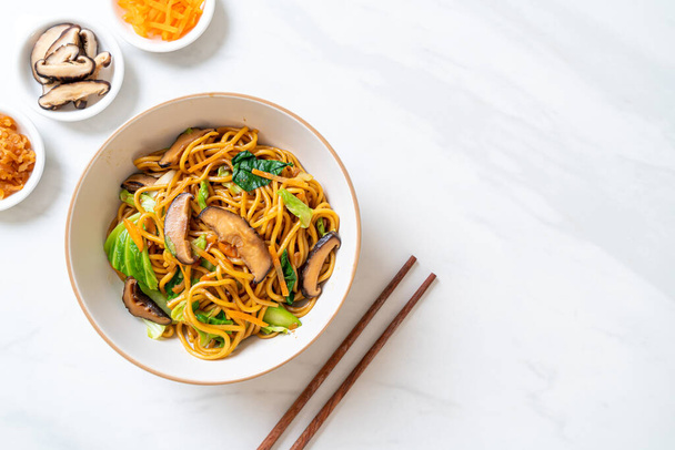 yakisoba noodles stir-fried with vegetable - vegan and vegetarian food - Foto, immagini