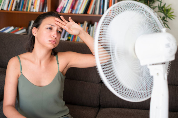 Γυναίκα που υποφέρει για το καλοκαίρι ψύξη θερμότητας στο σπίτι - Φωτογραφία, εικόνα
