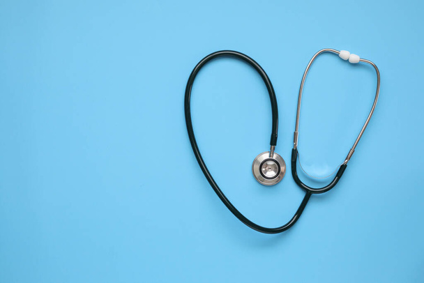 Stetoscopio attrezzature mediche su sfondo blu concetto sanitario - Foto, immagini