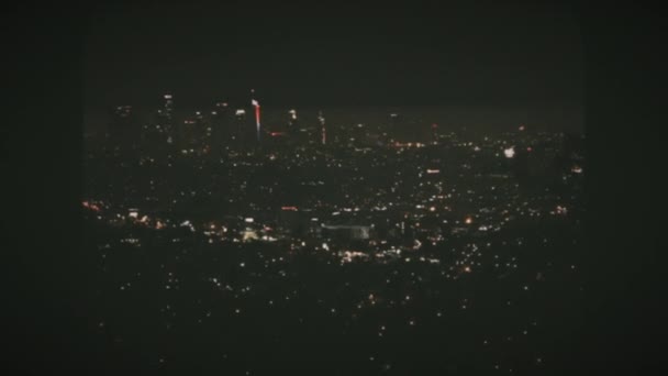 4. července ohňostroj v noci v Los Angeles z vysokého úhlu pohledu na Griffithovu observatoř. Vintage Film Look.  - Záběry, video
