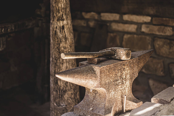 A closeup shot of a hammer and anvil prepared for work - Foto, Imagen