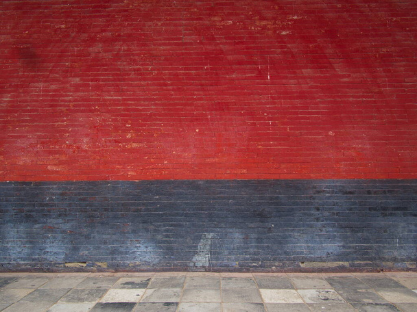 Kiinan punainen ja musta tiiliseinä Shaolin temppelissä. Shaolinin luostari tunnetaan myös nimellä Shaolinin temppeli. Dengfeng, Zhengzhou City, Henanin maakunta, Kiina, 18. lokakuuta 2018. - Valokuva, kuva
