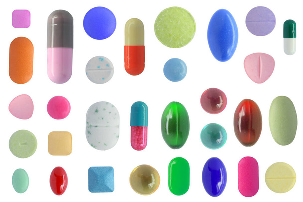 Muchas píldoras de colores aislados sobre fondo blanco - Foto, Imagen