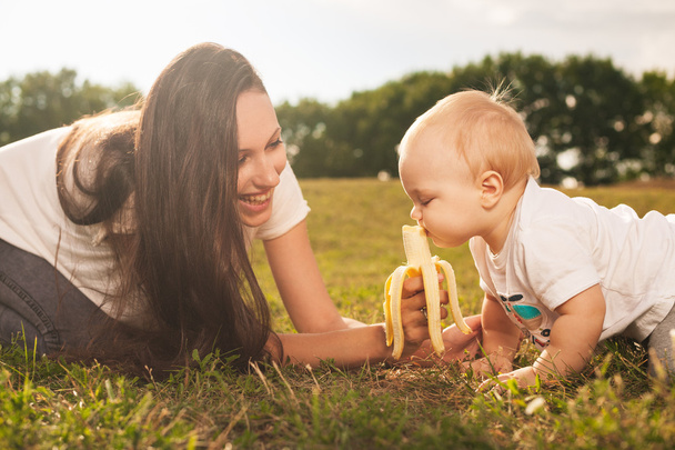 Baby eating outdoors - Φωτογραφία, εικόνα