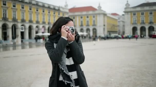 Vidám turista lány kabátot és sálat visel - Felvétel, videó