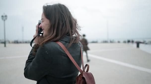 Chica turista feliz con abrigo y bufanda - Metraje, vídeo