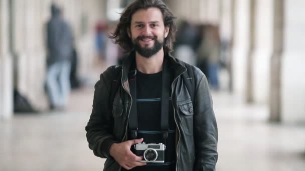 Šťastný muž vousatý turista stojící v pasáži - Záběry, video