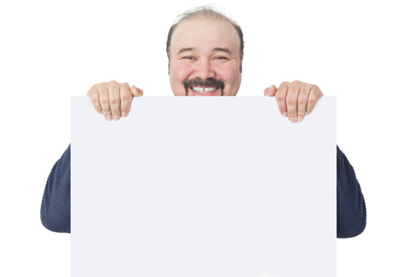 Gelukkig volwassen man houden van een leeg reclamebord - Foto, afbeelding
