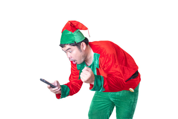 Ázsiai férfiak öltözött bohócok Ő használ egy okostelefon online vásárlás. Örül, hogy olyan terméke van, ami kellemes és olcsó. Fehér háttér és vágási útvonal. - Fotó, kép