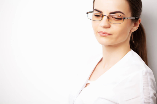 Молода жінка вчена з захисними окулярами науково хімічна лабораторія
 - Фото, зображення