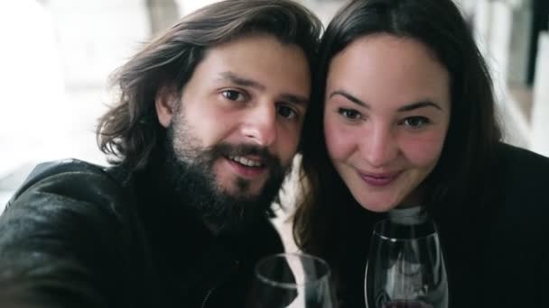 Video selfie šťastný mladý pár sedí u stolu v kavárně - Záběry, video