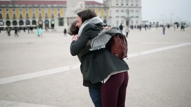 Heureuse rencontre de jeunes couples sur la place de la ville - Séquence, vidéo