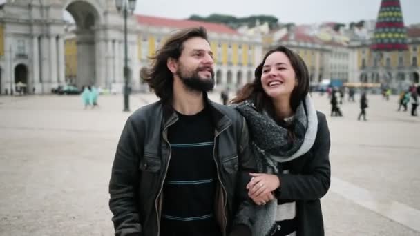 Ευτυχισμένο ενθουσιασμένο ζευγάρι των τουριστών αγκαλιάζει στην πλατεία της Λισαβόνας - Πλάνα, βίντεο