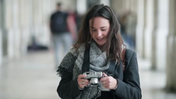 Šťastná žena turista stojící v pasáži - Záběry, video