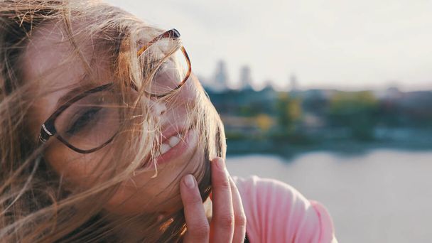 Portrait de jeune fille brune avec des lunettes et des cheveux désordonnés. Espace de copie - Photo, image
