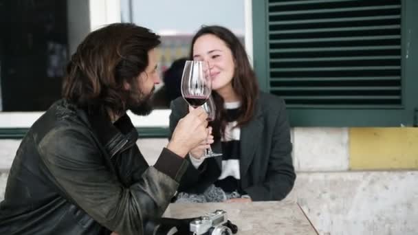 Ευτυχισμένο ζευγάρι που χρονολογείται πίνοντας κρασί στο δρόμο καφέ - Πλάνα, βίντεο