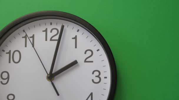 Großaufnahme einer defekten Uhr, die an einer grünen Wand hängt. Stop-Time-Konzept. Die Zeit steht still. - Filmmaterial, Video