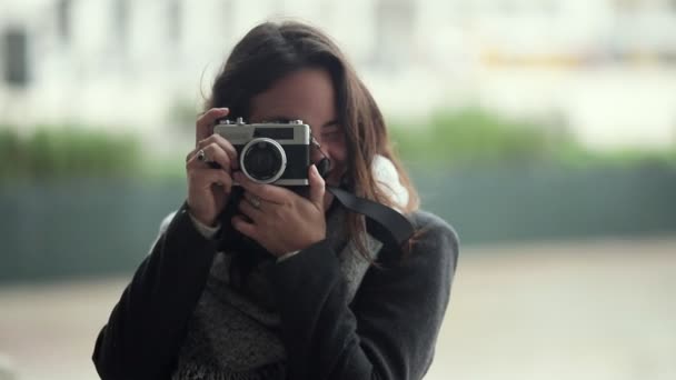 Joyeux jeune femme en utilisant un appareil photo - Séquence, vidéo