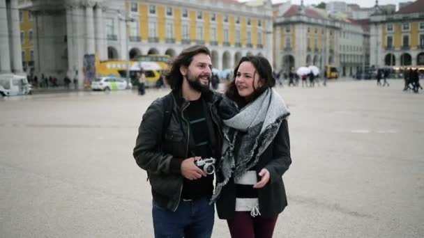 Ευτυχισμένο νεαρό ζευγάρι τουριστών περπατώντας και αγκαλιάζοντας - Πλάνα, βίντεο