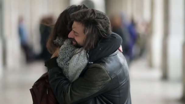 Boldog boldog fiatal pár találkozó az állomáson - Felvétel, videó