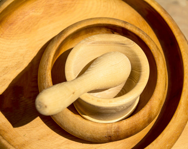 Ξύλινος ξυλοδαρμός σκόρδου στο τραπέζι - Φωτογραφία, εικόνα