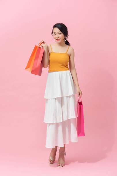 νεαρή γυναίκα με πακέτα από το κατάστημα - Φωτογραφία, εικόνα