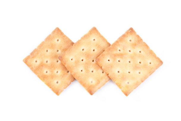Τετράγωνα cookies κράκερ που απομονώνονται σε λευκό φόντο - Φωτογραφία, εικόνα