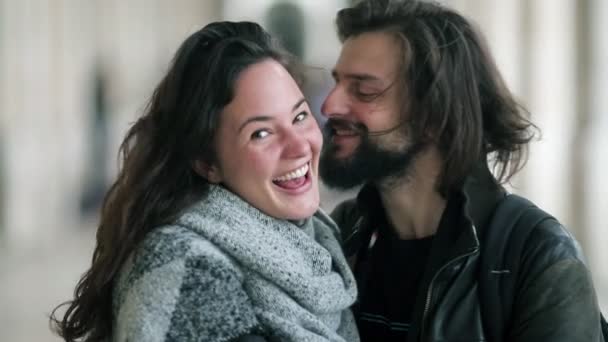 Šťastný sladký dating pár stojící ve městě veřejné místo - Záběry, video