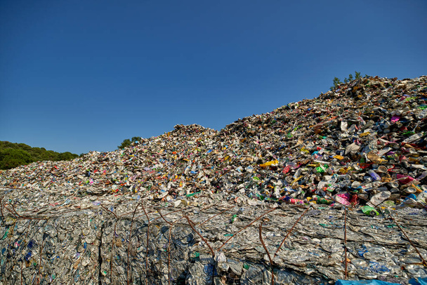Grand tas d'ordures une usine de transformation - Photo, image