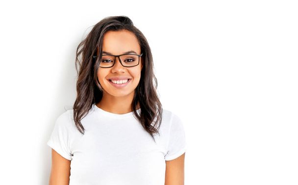 Fröhliche afrikanische Studentin in Brille isoliert auf weißem Hintergrund. - Foto, Bild