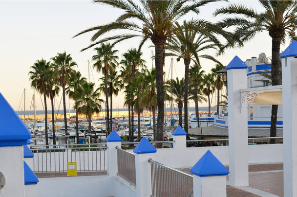 Vista del parcheggio yacht dalla terrazza con pilastri bianchi e blu. - Foto, immagini