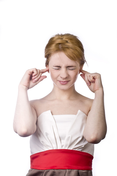 Jeune blonde dans une rage couvre ses oreilles avec ses mains
 - Photo, image