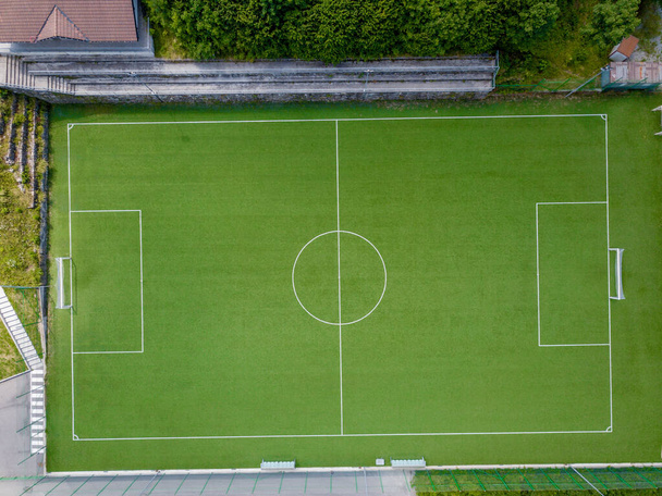 boisko do piłki nożnej z trawą syntetyczną - Zdjęcie, obraz