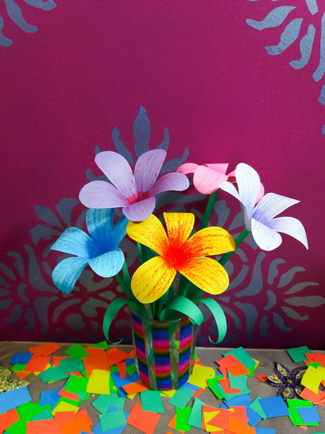 Színes házi origami papír virág, DIY virágos papír kézműves, virágpapír stílus, DIY otthoni dekoráció. - Fotó, kép
