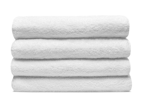 zblízka na stohu bílých ručníků koupelna na bílém pozadí - Fotografie, Obrázek