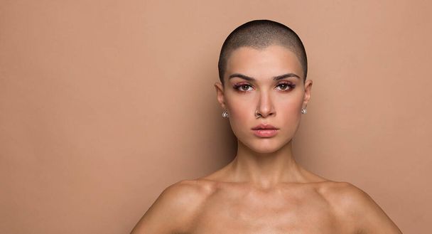 Attractive young woman with short hair posing in studio - Beauty shot of pretty caucasian girl - 写真・画像