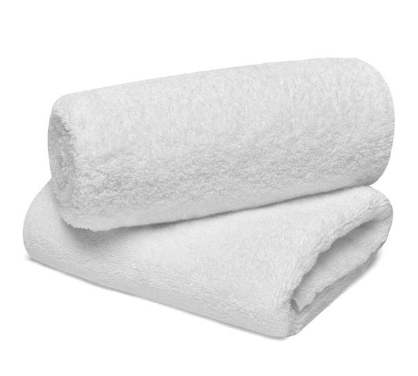 lähikuva pino valkoisia pyyhkeitä kylpyhuone valkoisella taustalla - Valokuva, kuva