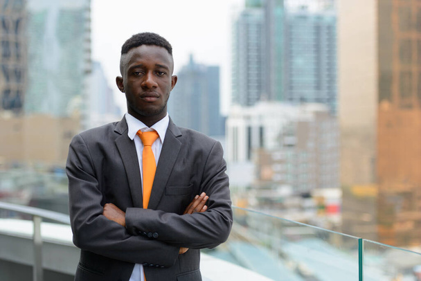 Portrait de jeune homme d'affaires africain dans la ville en plein air - Photo, image