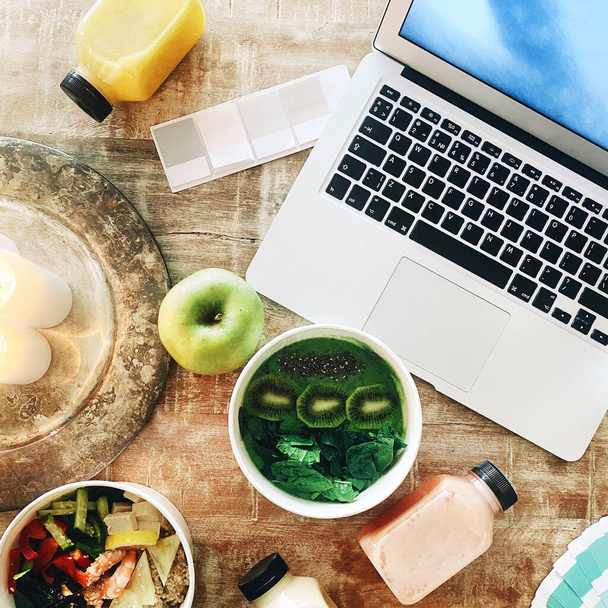 Gezond hout in de buurt van laptop en kleur monsters - Foto, afbeelding